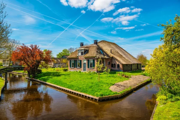 Giethoorn Day Trip from Amsterdam – Private Tour & Canal Boat